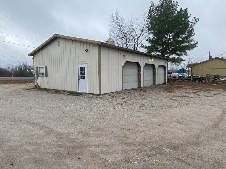 More Photos Of 4520 NE Hudson Rd, Rogers Auto Repair For Sale