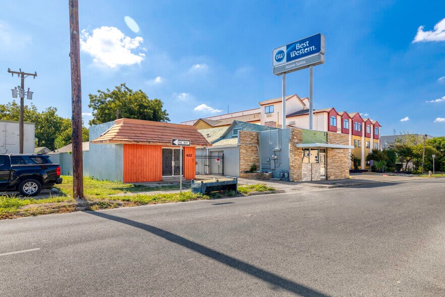 More Photos Of 926 S Laredo St, San Antonio Service For Sale