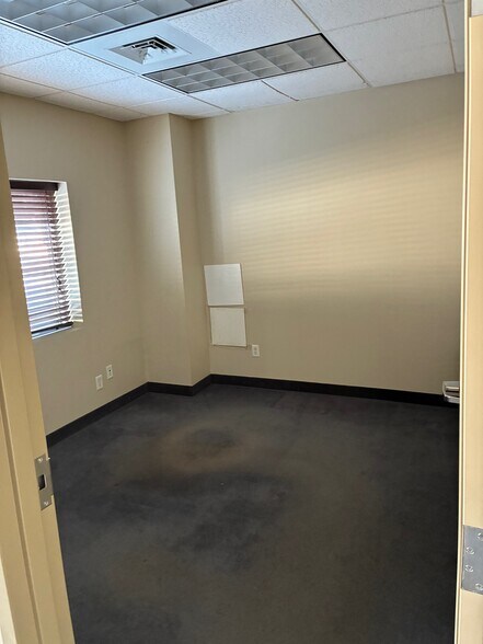 More Photos Of 160 S Turnpike Rd, Wallingford Light Distribution For Lease