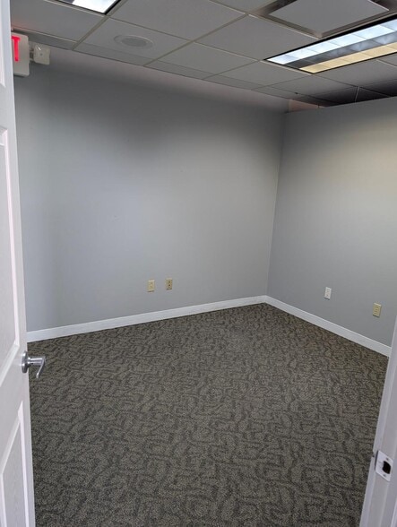 More Photos Of 121 Ghent Rd, Fairlawn Storefront Retail Office For Lease