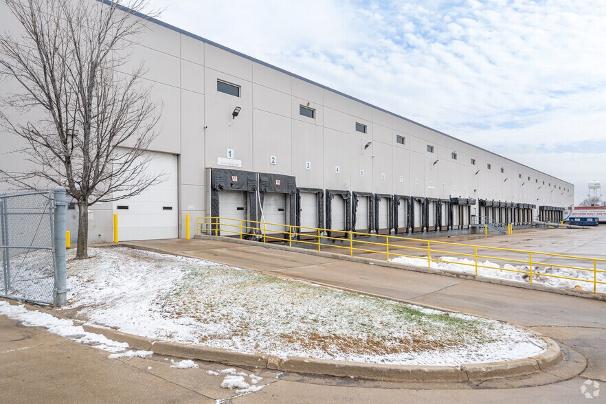 More Photos Of 11101 Franklin Ave, Franklin Park Distribution For Lease
