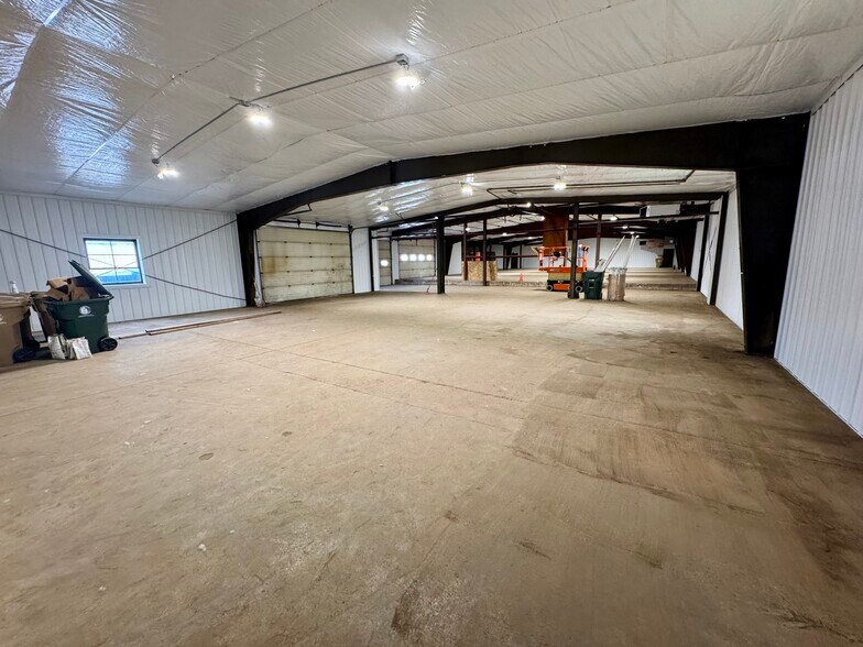 More Photos Of 2917 Latham Dr, Madison Warehouse For Lease