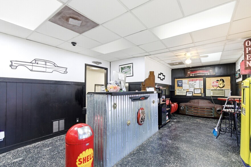 More Photos Of 413 Center St, Deer Park Industrial For Lease