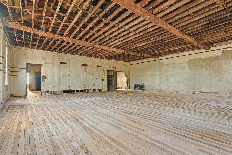 More Photos Of 125 S Waco St, Hillsboro Office For Lease