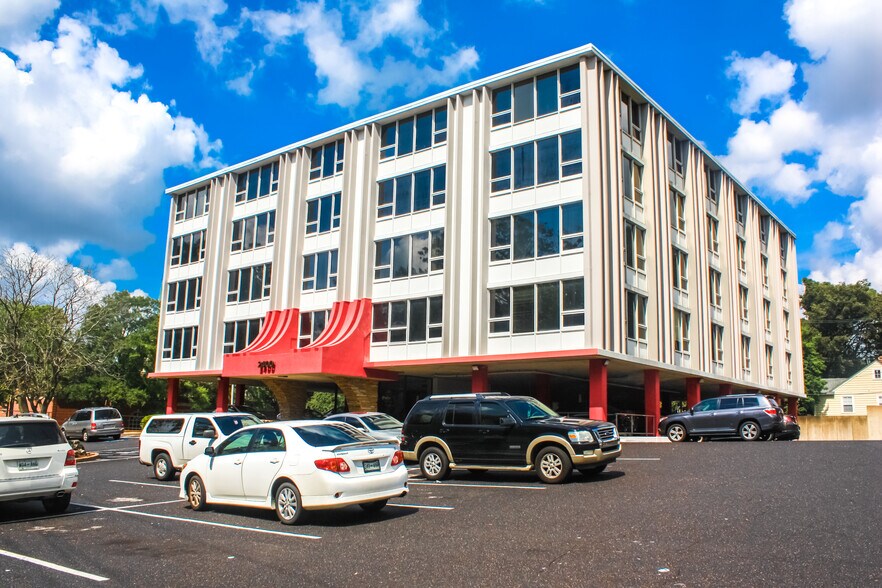 More Photos Of 2400 Poplar Ave, Memphis Office For Lease