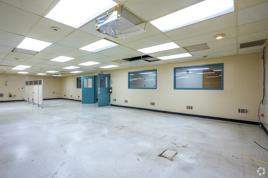 More Photos Of 912 E Walnut St, Garland Manufacturing For Lease