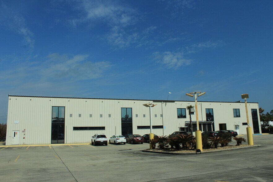 More Photos Of 9140 Canal Rd, Gulfport Light Distribution For Sale