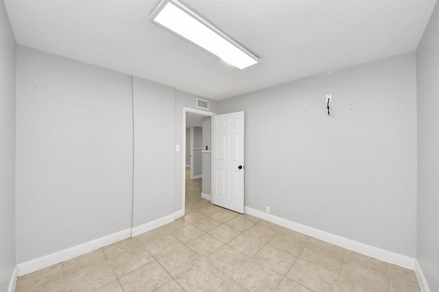 More Photos Of 2001 John St, Pasadena Office For Sale