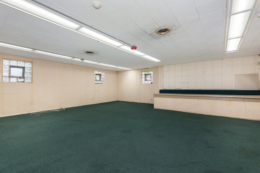 More Photos Of 7541 N Western Ave, Chicago Office For Sale