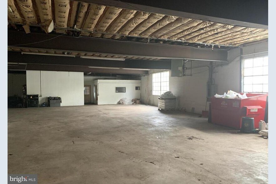 More Photos Of 718 Rennie St, Hamilton Warehouse For Sale