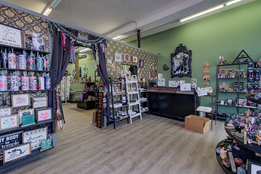 More Photos Of 5020 50 St, Sylvan Lake Storefront For Sale