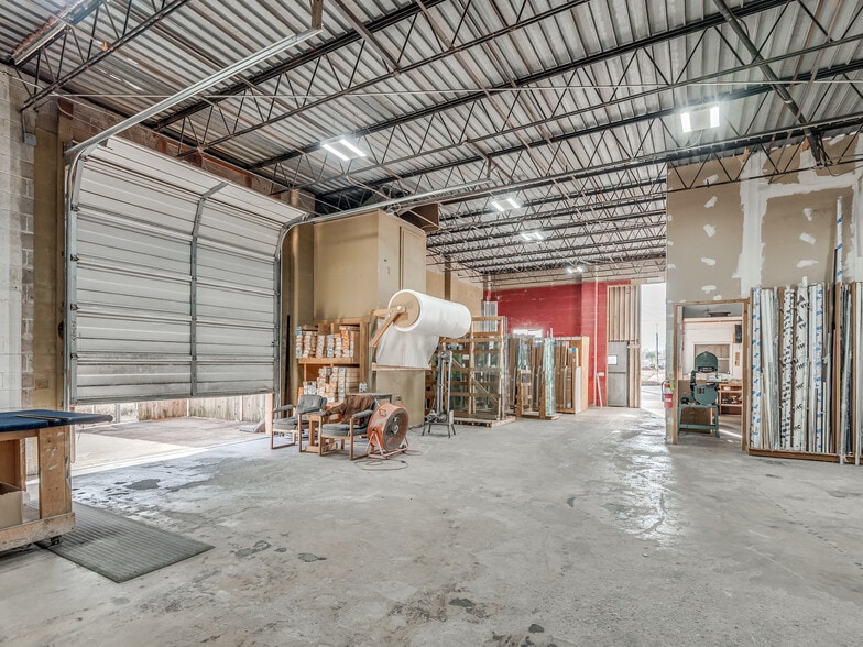 More Photos Of 3730-3732 N MacArthur Blvd, Warr Acres Showroom For Lease