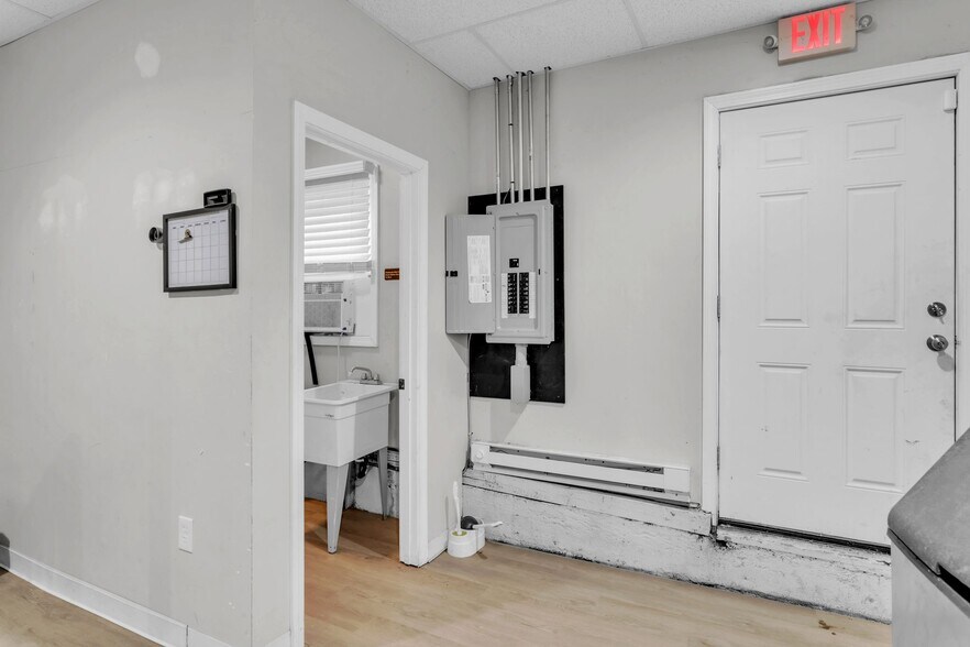 More Photos Of 94 Meadow St, Westfield Storefront Retail Office For Lease