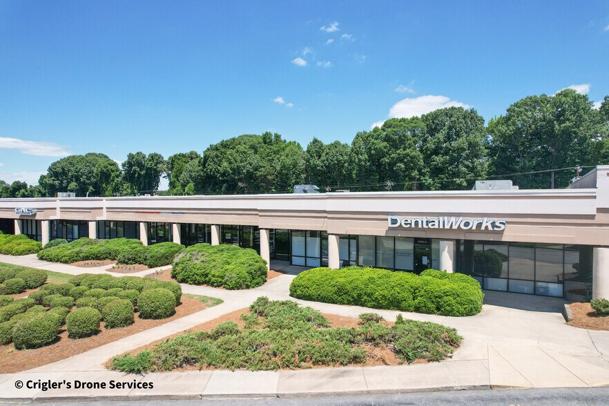 More Photos Of 3716-3728 Battleground Ave, Greensboro Unknown For Lease