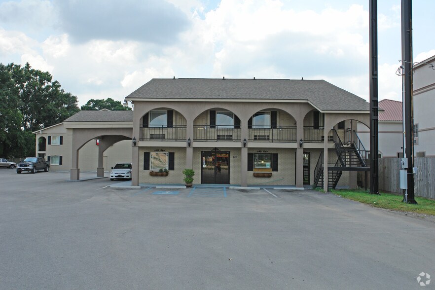Primary Photo Of 2111 NW Evangeline Trwy, Lafayette Hotel For Sale