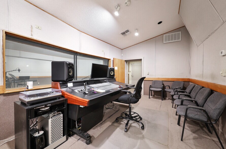 More Photos Of 931 26th St, Bakersfield Movie Radio TVStudio For Sale