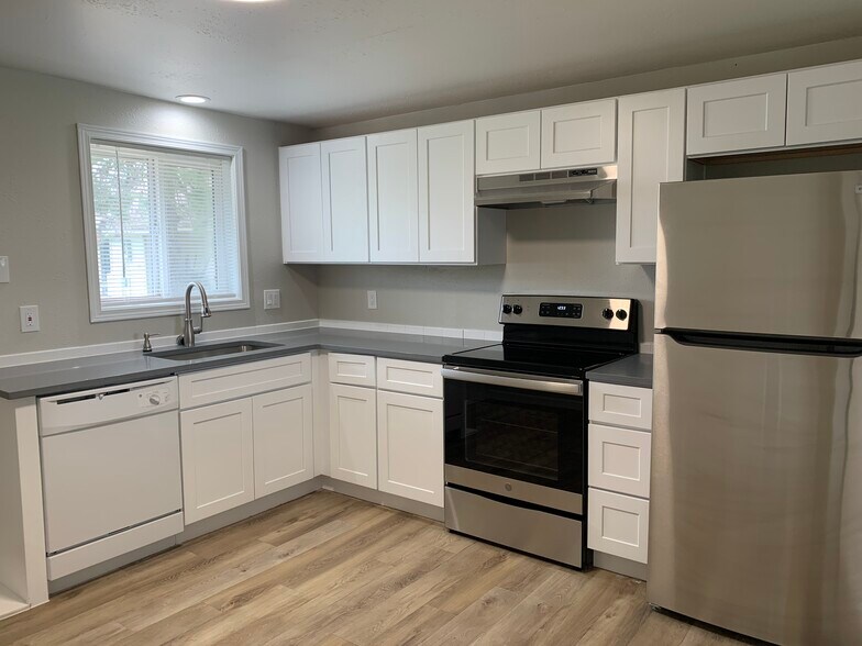 More Photos Of 25 N Airport Rd, Deer Park Apartments For Sale