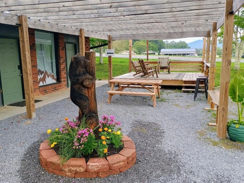 More Photos Of 3804 Wears Valley Rd, Sevierville Hotel For Sale