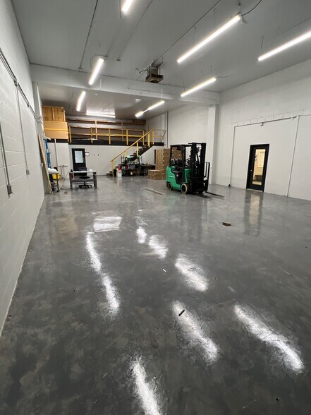 More Photos Of 5858 Thunderbird Rd, Indianapolis Warehouse For Lease