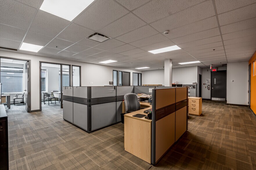 More Photos Of 3695 Aut des Laurentides (A-15) Desste E, Laval Manufacturing For Lease