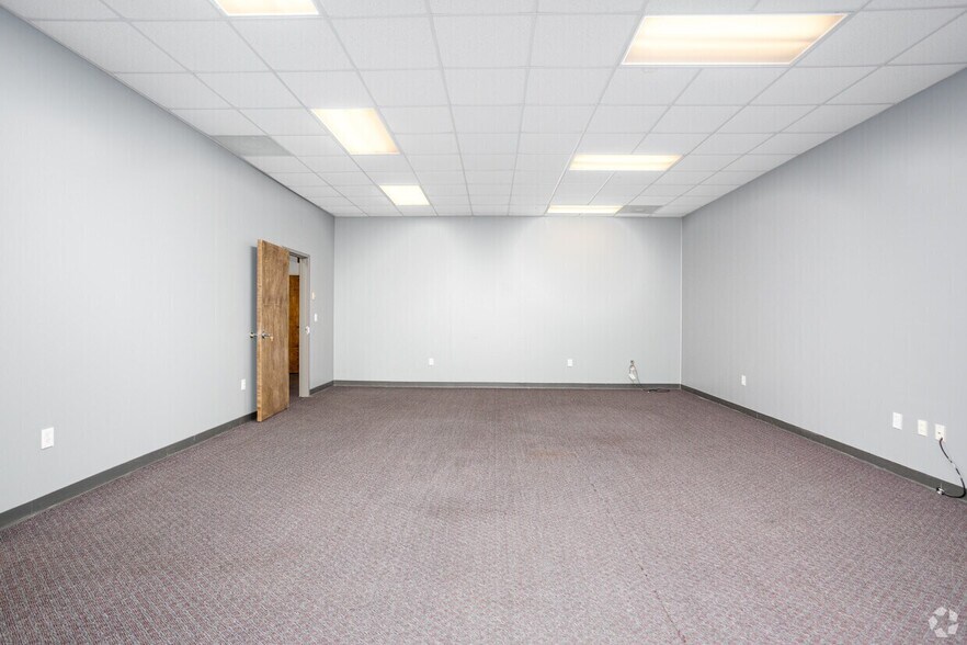 More Photos Of 9000 Peridot Pky, Stockbridge Unknown For Lease