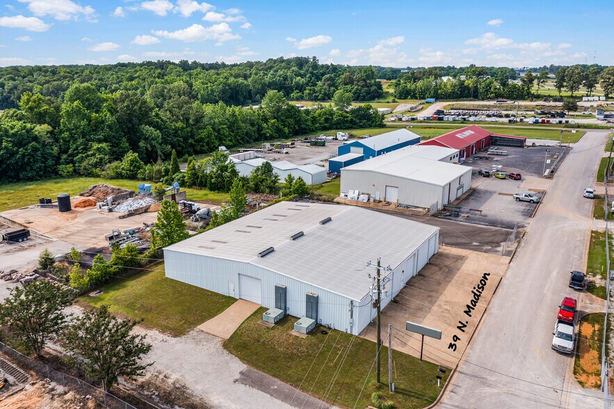 More Photos Of 39 N Madison Dr, Humboldt Showroom For Sale