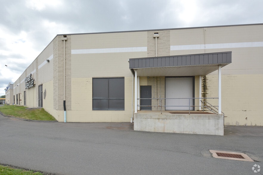 More Photos Of 75 Brainard Rd, Hartford Showroom For Lease