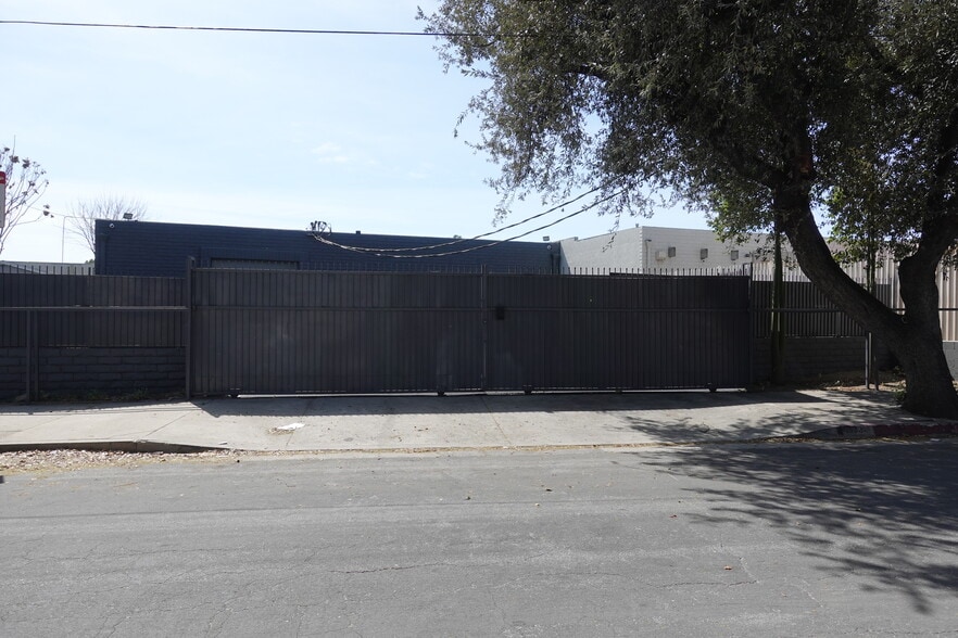 More Photos Of 18334 Eddy St, Northridge Warehouse For Sale