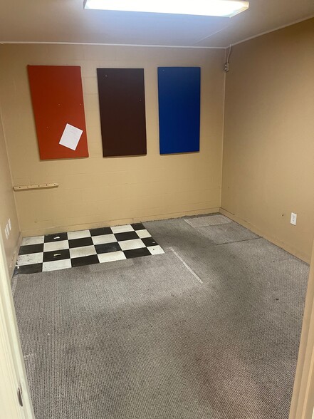 More Photos Of 5840 Ulmerton Rd, Clearwater Manufacturing For Lease