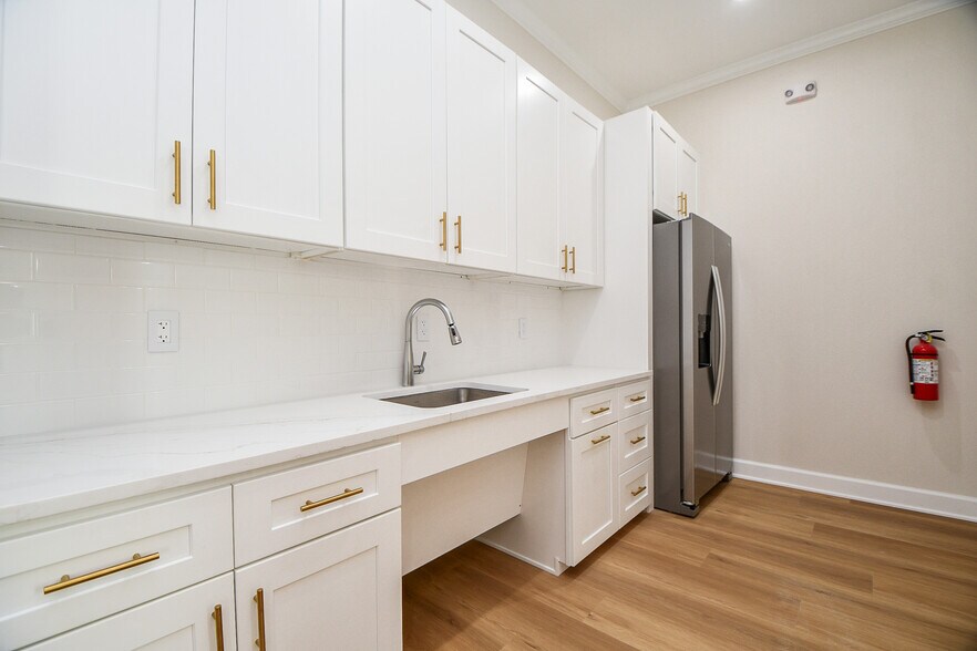 More Photos Of 1325 Main St, Katy Office For Lease