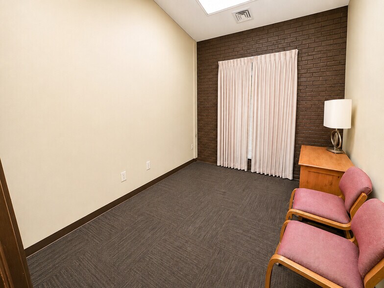 More Photos Of 1100 Spotsylvania St, New Athens Bank For Lease