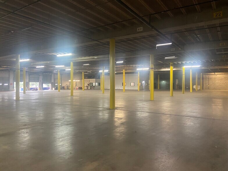 More Photos Of 3141 Hansboro Ave, Dallas Warehouse For Sale