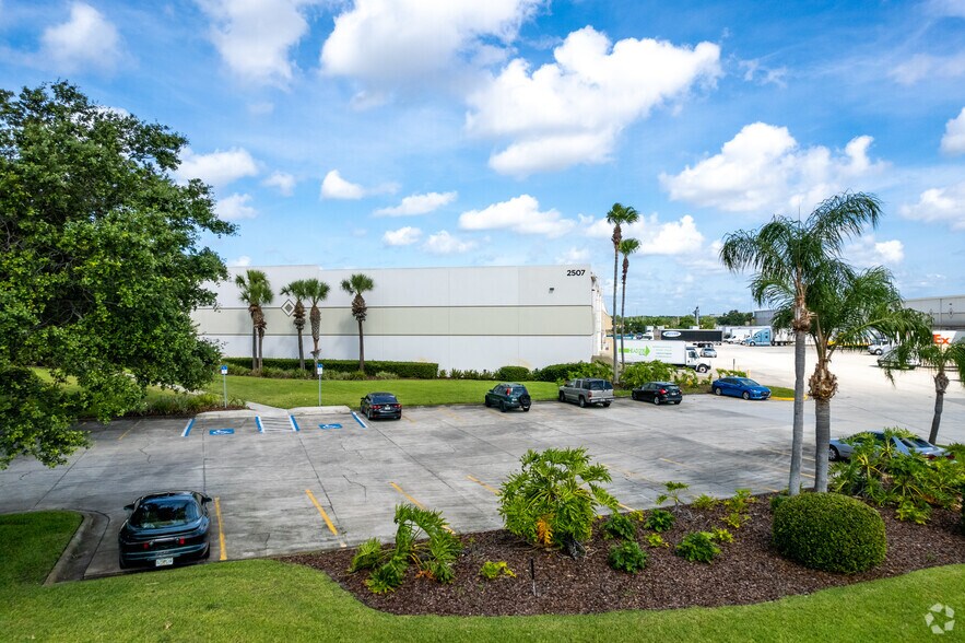 More Photos Of 2507 Investors Row, Orlando Distribution For Lease