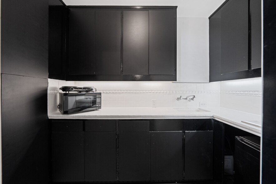 More Photos Of 903 N San Fernando Blvd, Burbank Storefront Retail Office For Sale