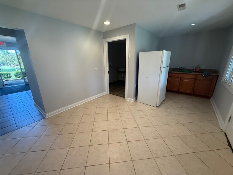 More Photos Of 806 Penny Ave, East Dundee Storefront Retail Office For Lease