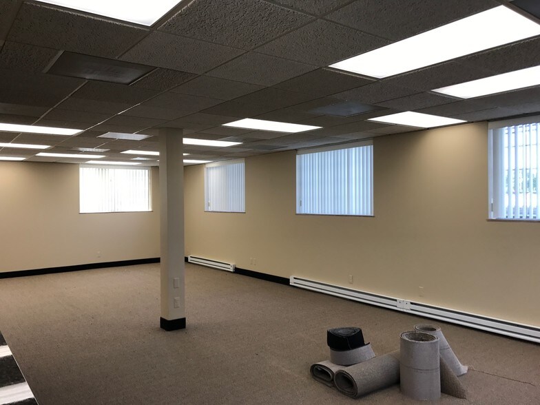 More Photos Of 2820 W Maple Rd, Troy Office For Lease