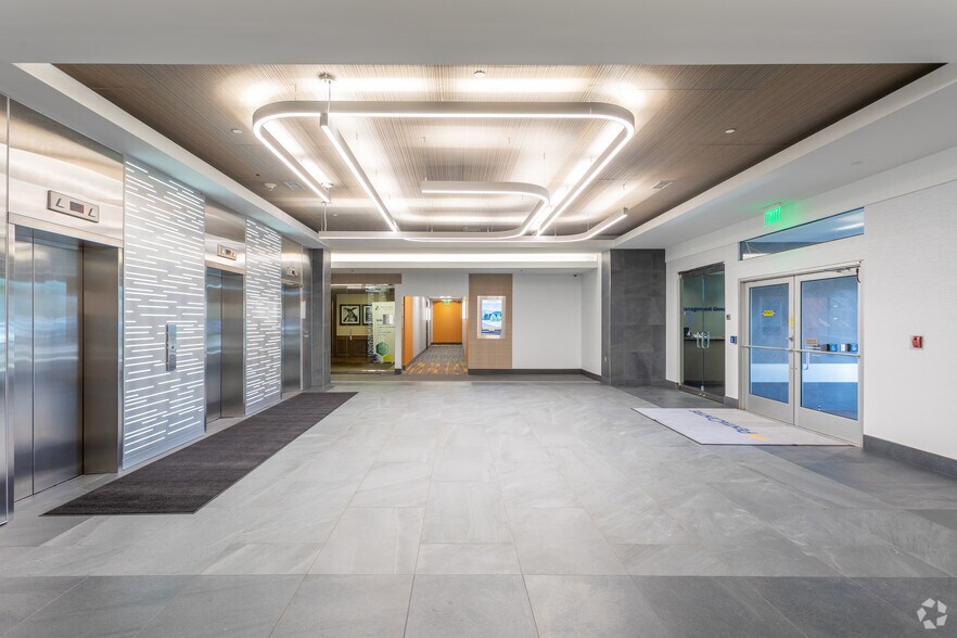 More Photos Of 320 E Big Beaver Rd, Troy Office For Lease