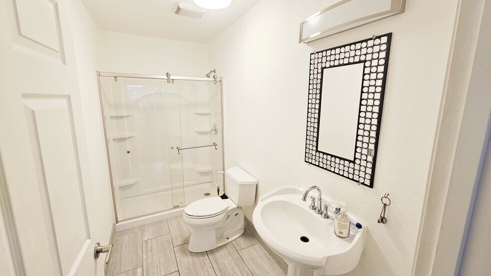 More Photos Of 306-308 Roberts Ln, Bakersfield Storefront Retail Residential For Sale