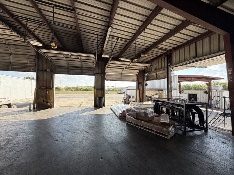 More Photos Of 2026 W Malone Ave, San Antonio Warehouse For Lease