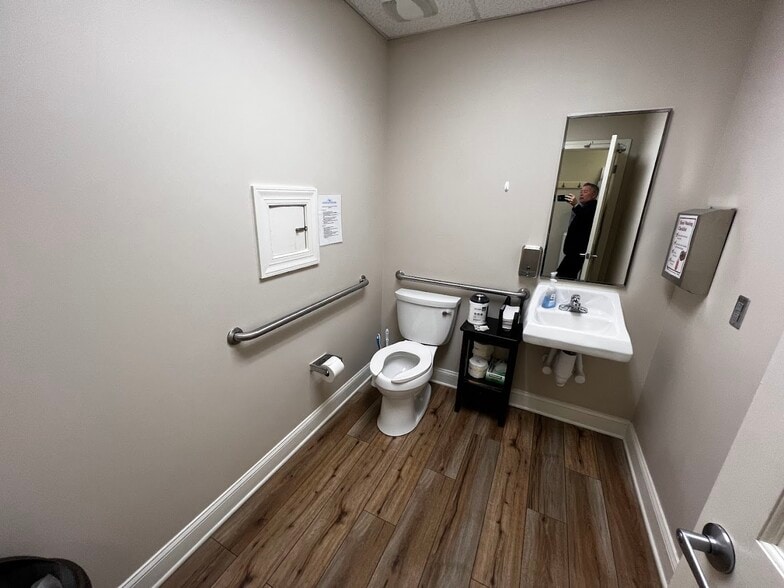 More Photos Of 1258 Mann Dr, Matthews Medical For Sale