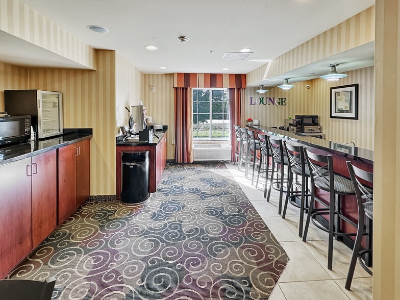 More Photos Of 1515 Planeview Dr, Oshkosh Hotel For Sale