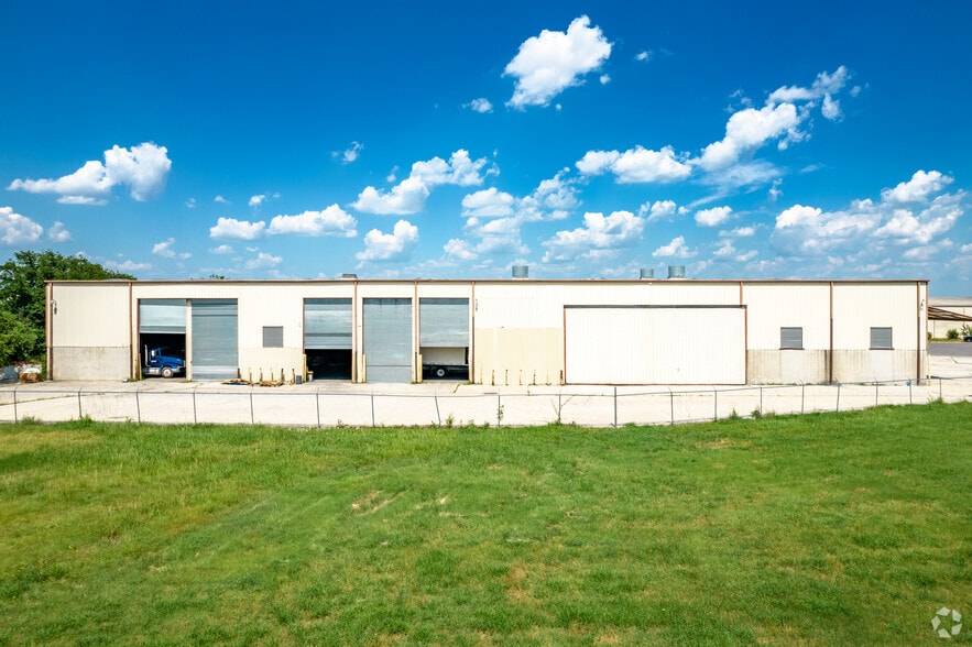 More Photos Of 3003-3015 Aniol St, San Antonio Service For Lease