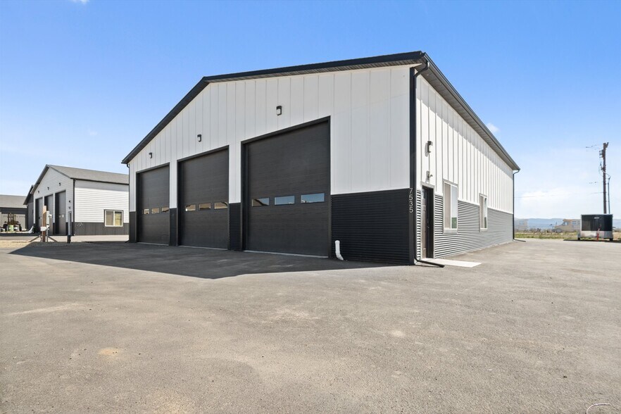 More Photos Of 7535 Roughsawn Dr, Helena Showroom For Lease