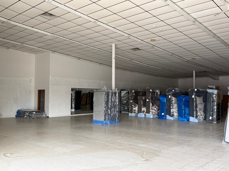 More Photos Of 300-320 Wolf River Plz, New London Freestanding For Lease