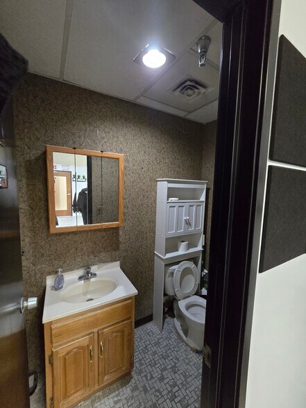 More Photos Of 201 S Livingston Ave, Livingston Medical For Lease