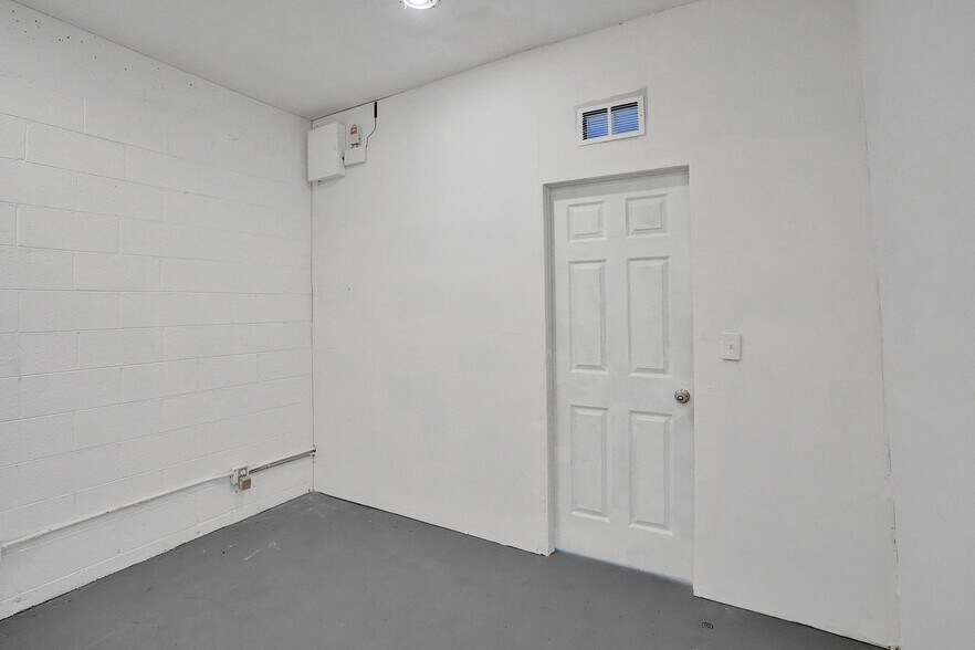 More Photos Of 3055-3057 Broward Blvd, Fort Lauderdale Storefront Retail Office For Sale