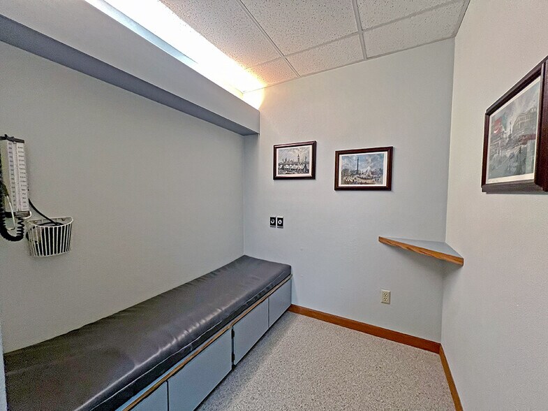 More Photos Of 2900 Frank Scott Pky W, Belleville Office For Sale