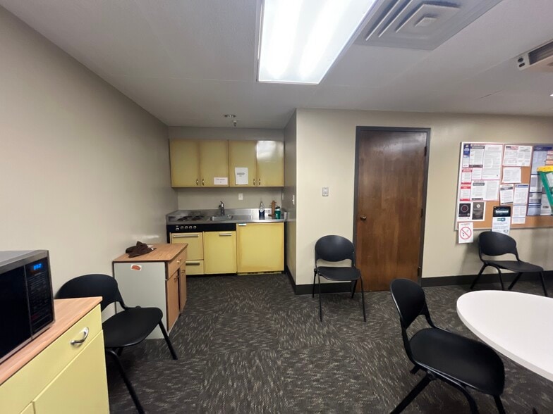 More Photos Of 624 30th ave, Hutchinson Office For Sale