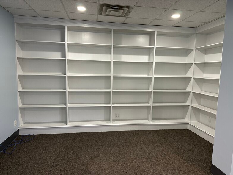 More Photos Of 9130 Otis Ave, Indianapolis Showroom For Sale