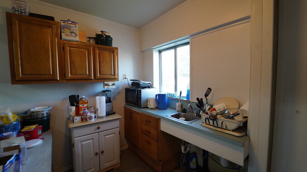 More Photos Of 477 Lytton St, Troutman Manufacturing For Sale
